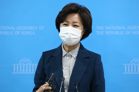 추미애 전 법무부 장관이 지난 23일 국회 소통관에서 1호 공약인 '지대개혁' 발표 기자회견을 한 뒤 취재진 질문에 답하고 있다. 연합뉴스